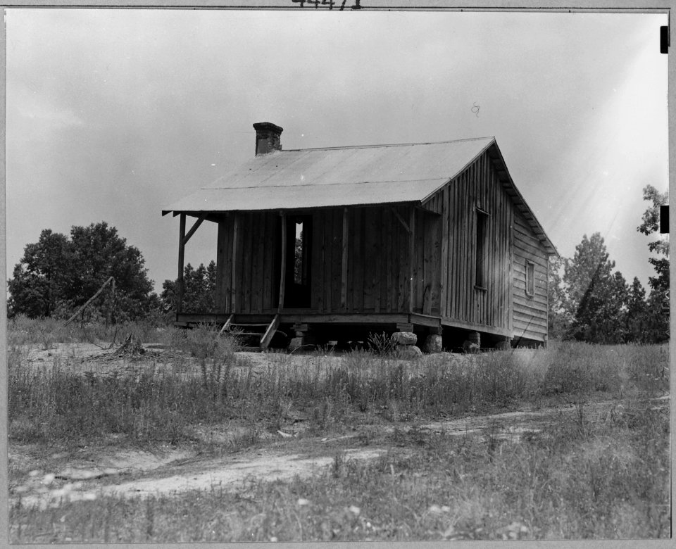 Coosa Valley, Alabama. Abandoned farm shacks on government reservations. - NARA - 522621