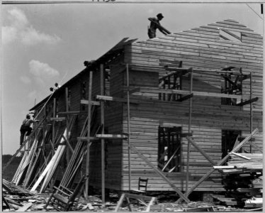 Coosa Valley, Alabama. Constructing bunk houses at Childersburg. - NARA - 522585