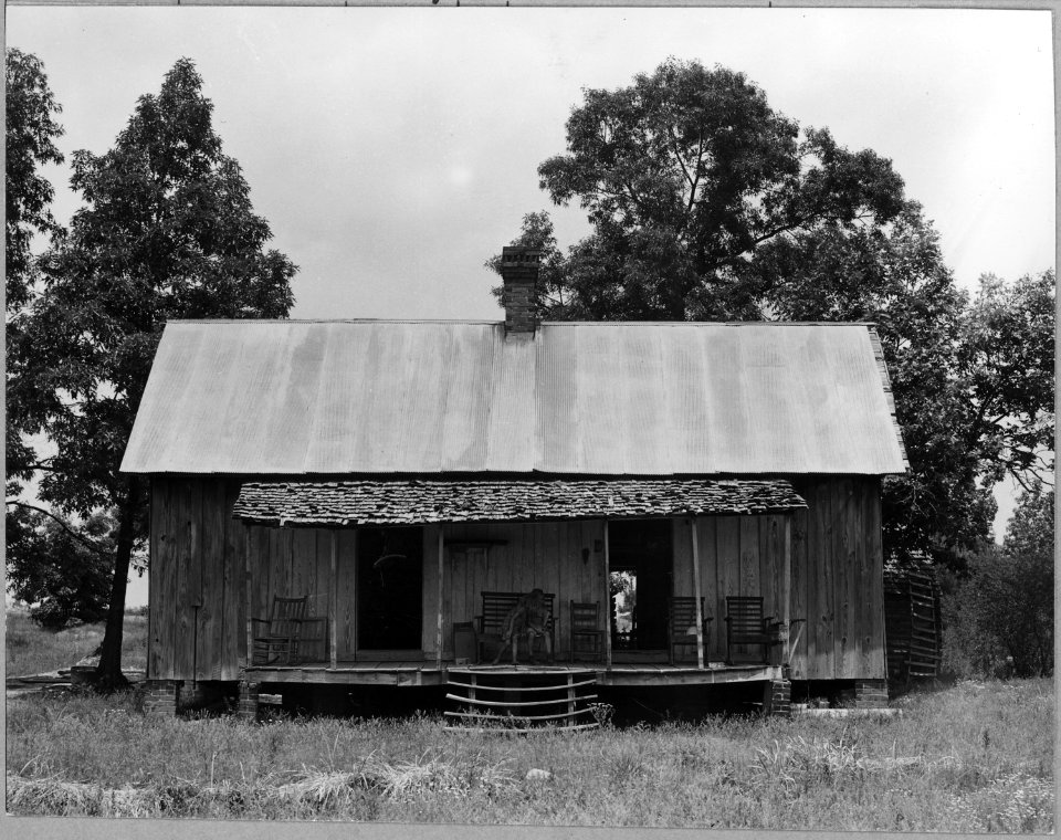 Coosa Valley, Alabama. Abandoned farm shacks on government reservations. - NARA - 522620