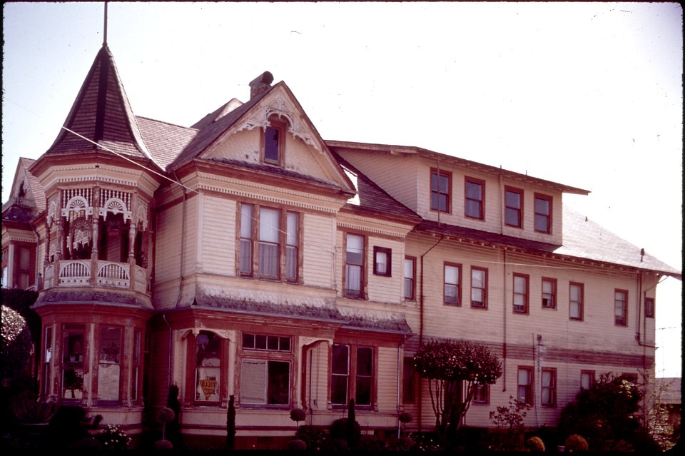 CONTROLLED DEVELOPMENT AND THOUGHTFUL RESTORATION MAKE THIS OLD FARMING TOWN AN ATTRACTIVE PLACE TO - NARA - 542816