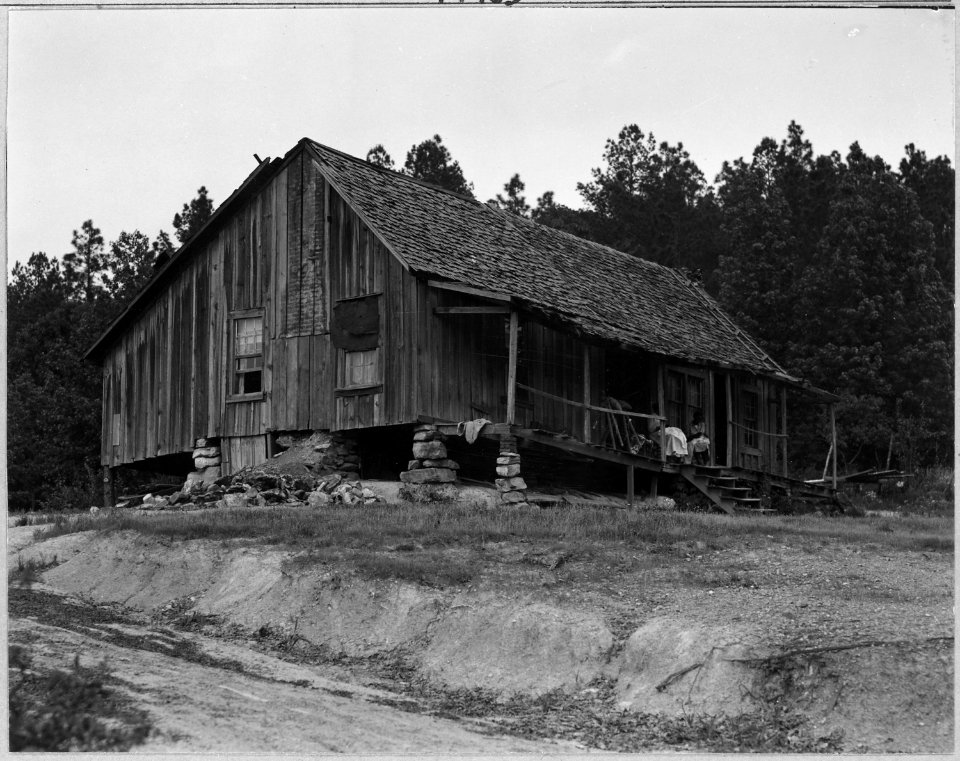 Coosa Valley, Alabama. Abandoned farm shacks on government reservations. - NARA - 522619