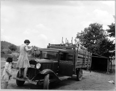 Coosa Valley, Alabama. Local family moving off of government reservation to make room for bag loadin . . . - NARA - 522556