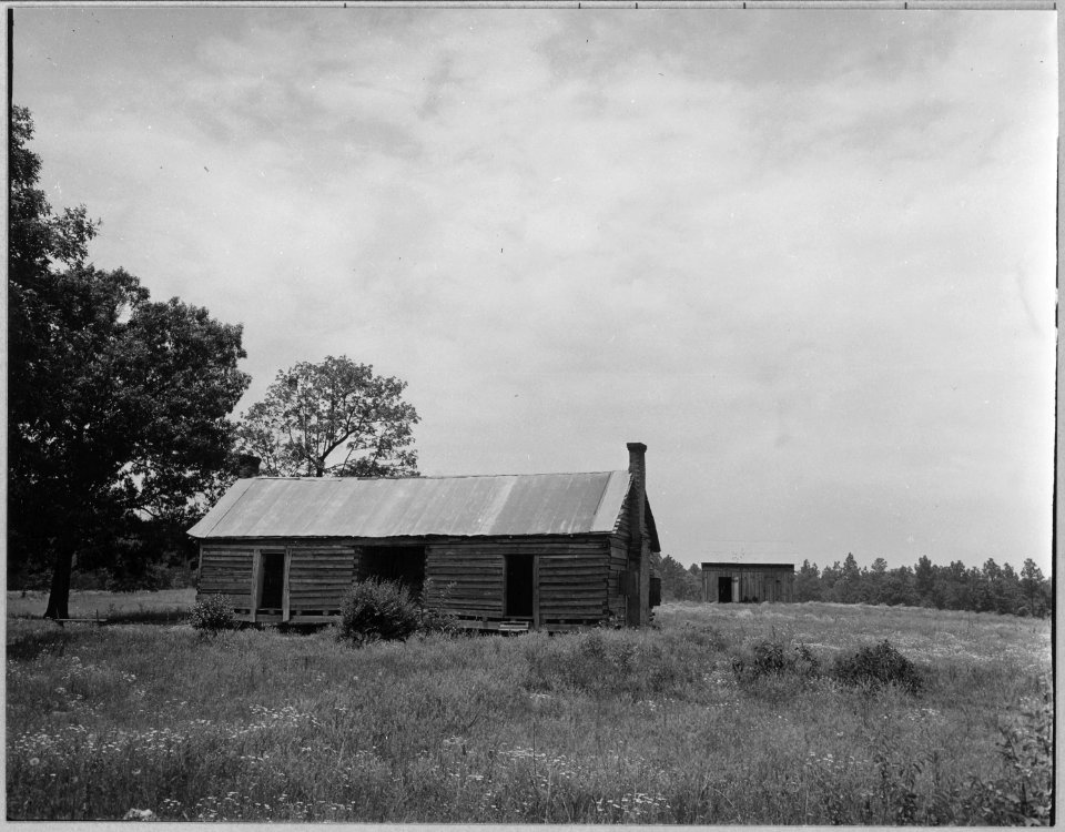 Coosa Valley, Alabama. Abandoned farm shacks on government reservations. - NARA - 522623