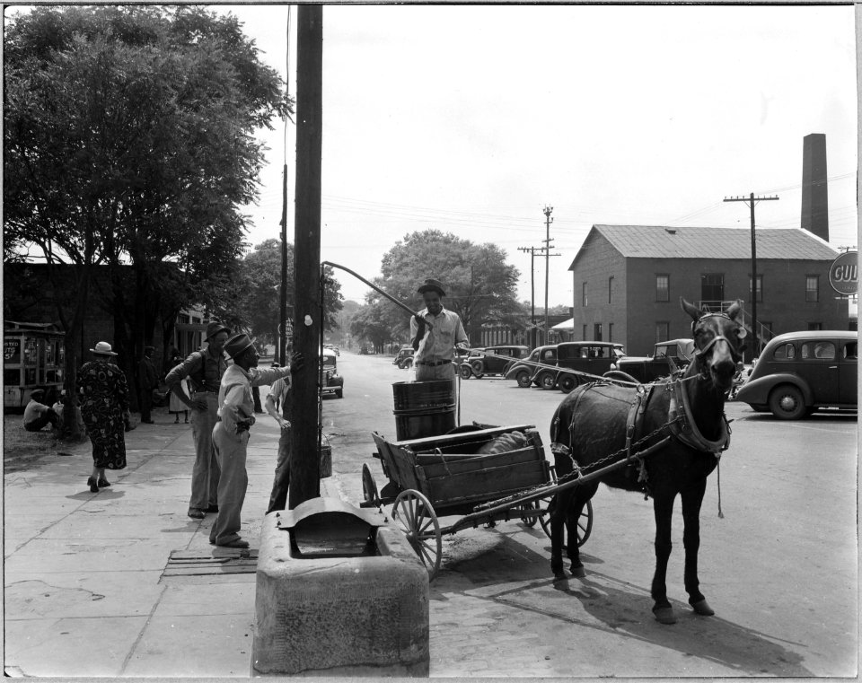 Coosa Valley, Alabama. Farmers' hitching ground - Saturday at Talladega. - NARA - 522578