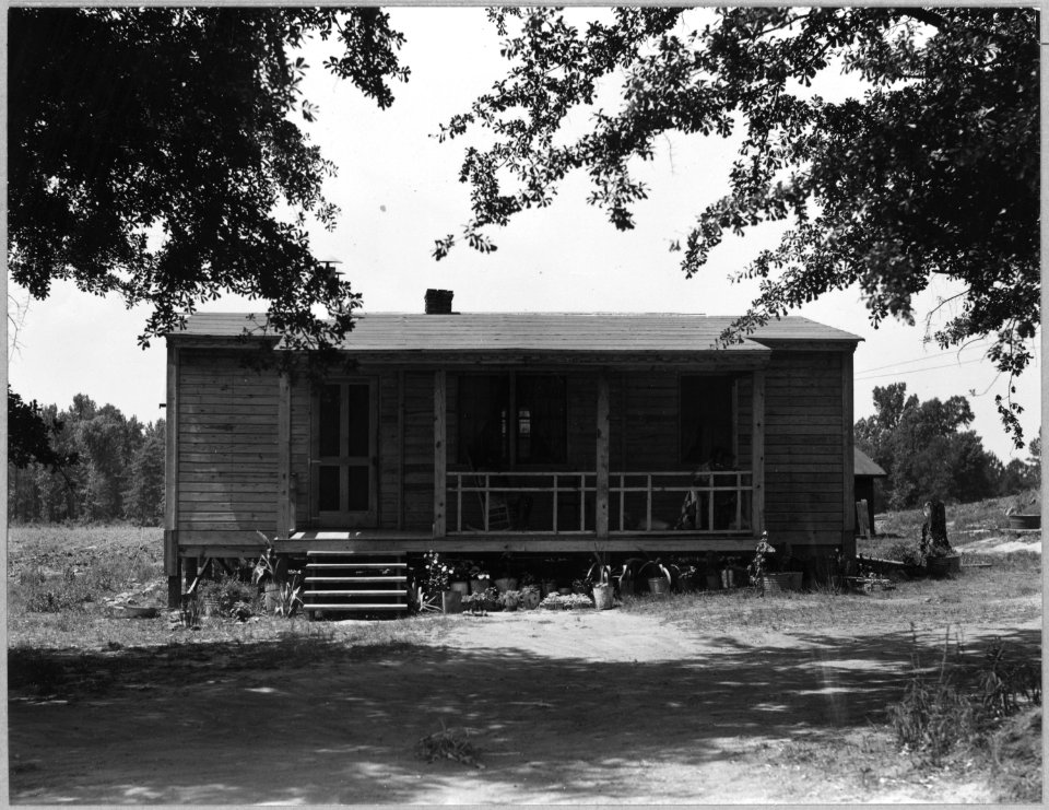 Coosa Valley, Alabama. Temporary FSA buildings erected near old homes. - NARA - 522634