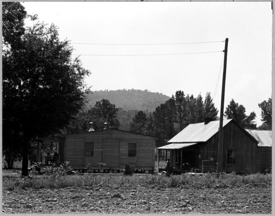 Coosa Valley, Alabama. Temporary FSA buildings erected near old homes. - NARA - 522633