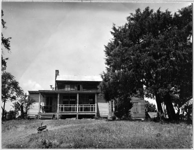 Coosa Valley, Alabama. Temporary FSA buildings erected near old homes. - NARA - 522632
