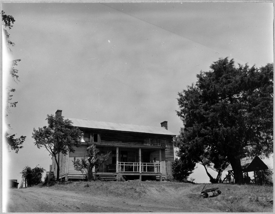 Coosa Valley, Alabama. Temporary FSA buildings erected near old homes. - NARA - 522635