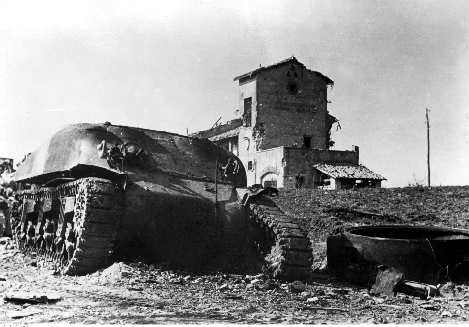 Czołg Sherman M4AI bez wieży na froncie pod Nettuno - Anzio (2-2230)