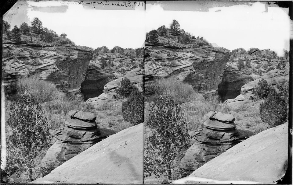 CROSS-BEDDED SANDSTONE, 3-LAKES CANYON, KANAB, UTAH - NARA - 524015