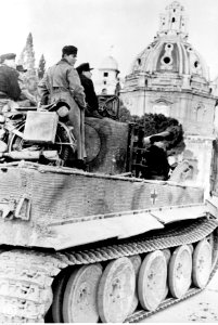 Czołg niemiecki PzKpfw VI Tiger w greckim miasteczku (2-600)