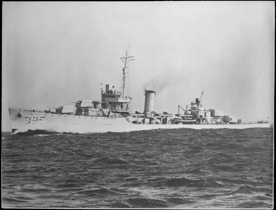 Davis (DD395). Port bow, underway, 10-18-1938 - NARA - 513032