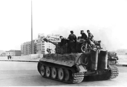 Czołg niemiecki PzKpfw VI Ausf. H1 Tiger na przedmieściach Rzymu (2-2290)