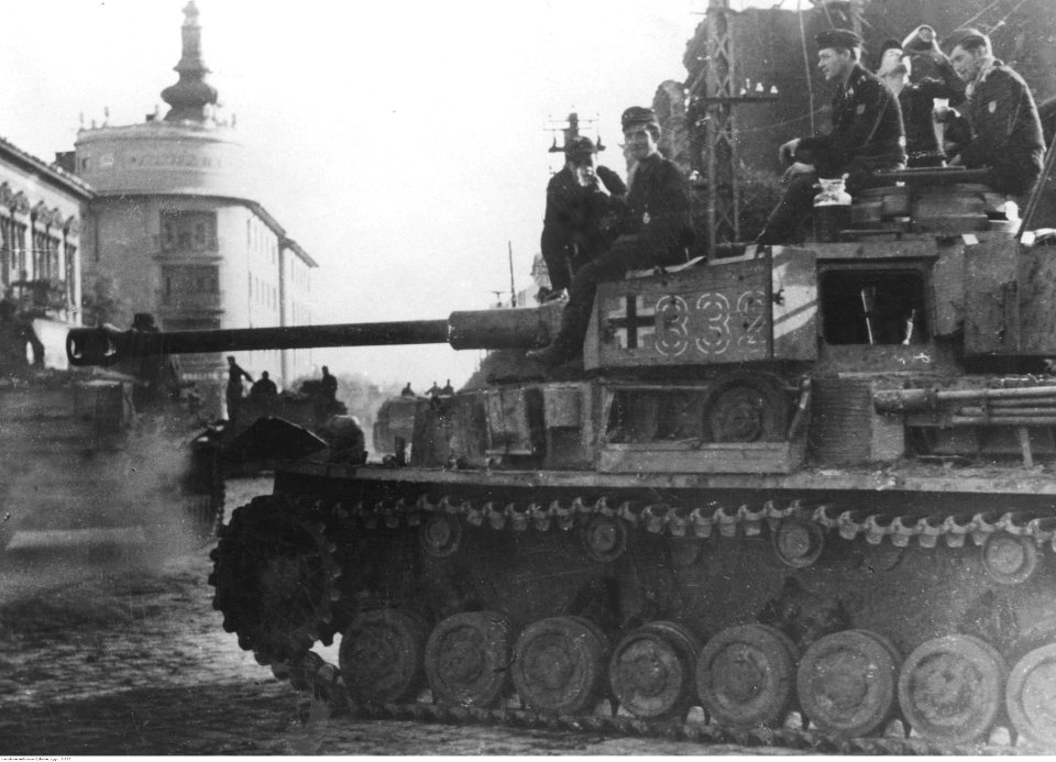 Czołgi niemieckie w mieście na Węgrzech (2-727)