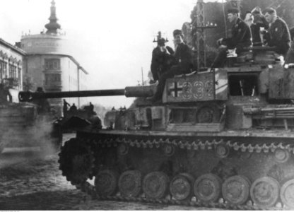 Czołgi niemieckie w mieście na Węgrzech (2-727)