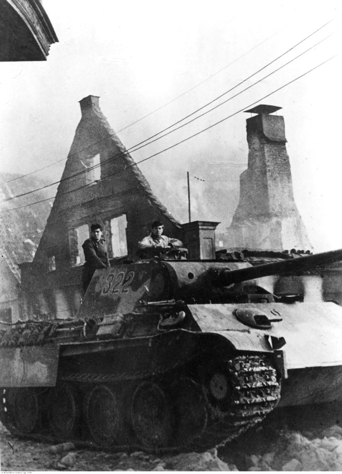 Czołg niemiecki w Gołdapii (2-910)