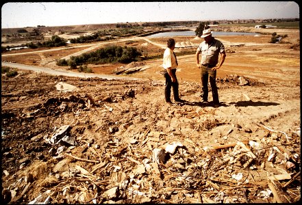 DARRELL SMITH, WATER QUALITY CONTROL BOARD ENGINEER, WITH CLYDE KEPLEY, OWNER OF SANITARY LAND FILL, - NARA - 542547
