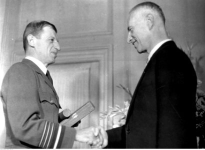 Dekoracja odznaczeniem brytyjskiego Szefa Sztabu Imperialnego sir Johna Dilla przez prezydenta RP Władysława Raczkiewicza (21-4)