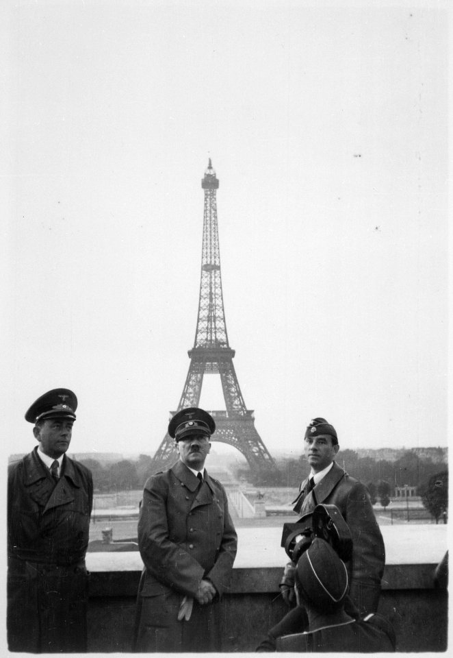 Der Führer in Paris. Hitler in Paris. Heinrich Hoffman Collection. - NARA - 540180