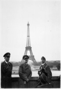Der Führer in Paris. Hitler in Paris. Heinrich Hoffman Collection. - NARA - 540180