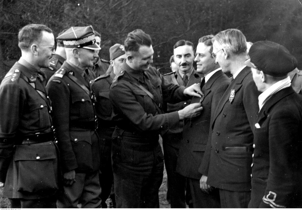 Dekorowanie odznaczeniami kurierów przybyłych z kraju do Wielkiej Brytanii (21-110)