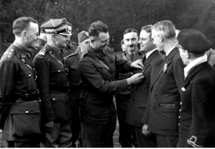 Dekorowanie odznaczeniami kurierów przybyłych z kraju do Wielkiej Brytanii (21-110)