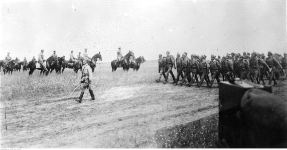 Defilada całości Legionów Polskich przed generałem Friedrichem von Bernhardim w Czeremosznie (22-149-9)