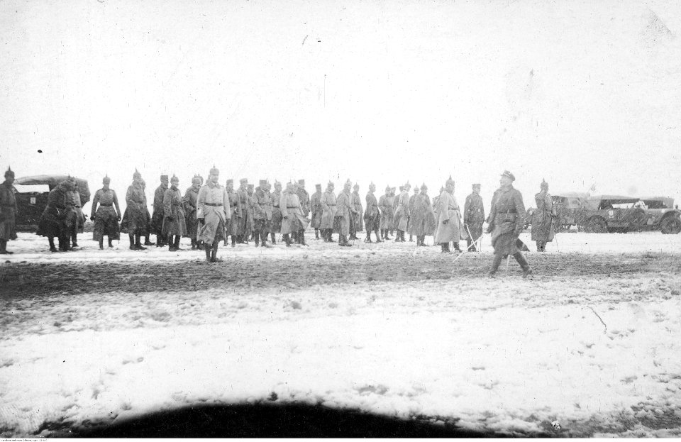 Defilada oddziałów legionowych przed księciem Leopoldem Bawarskim w Baranowiczach (22-160)