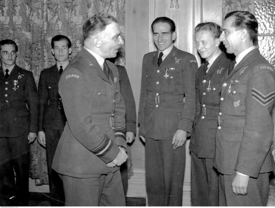 Dekoracja odznaczeniami polskich lotników przez gen. Stanisława Ujejskiego (21-63)