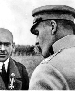 Dekoracja oficerów 30 Dywizji Piechoty, weteranów byłej Brygady Syberyjskiej w drugą rocznicę powrotu do Polski (22-278-5)