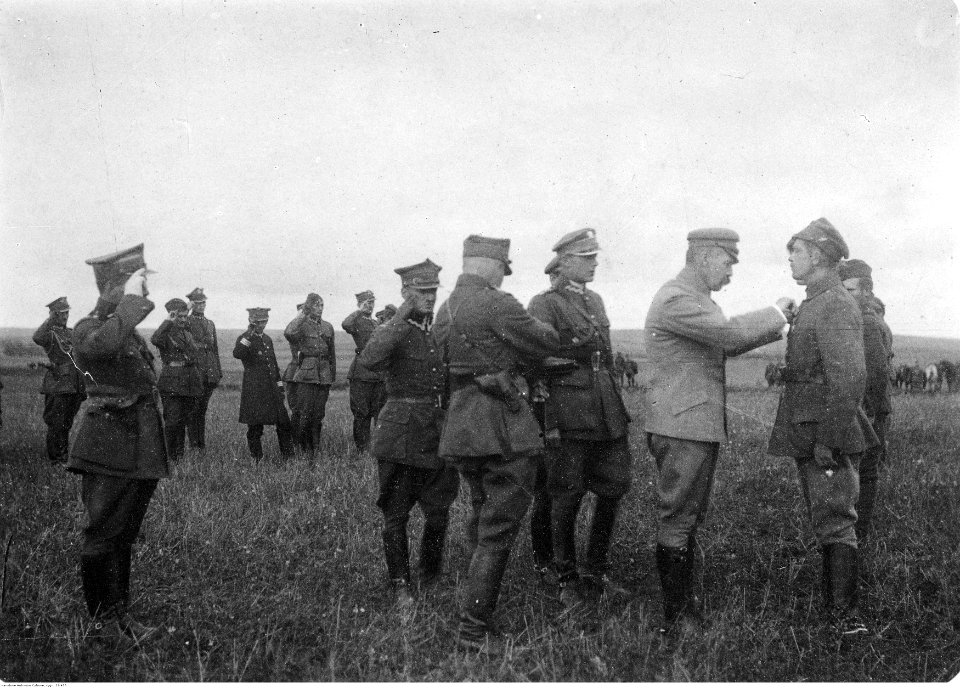 Dekoracja żołnierzy przez Naczelnika Państwa (22-475)