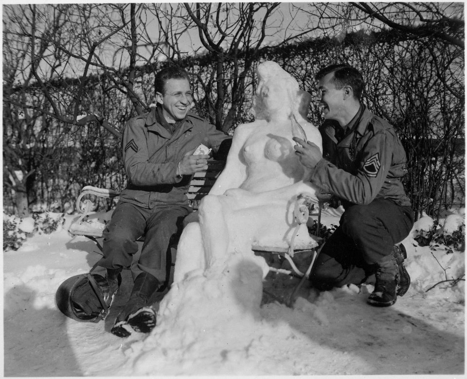Corporal. Bernard Butnik, Cleveland Heights, Ohio, and Sergeant. Richard Goodbar, Russellville, Arkansas, offer... - NARA - 531240