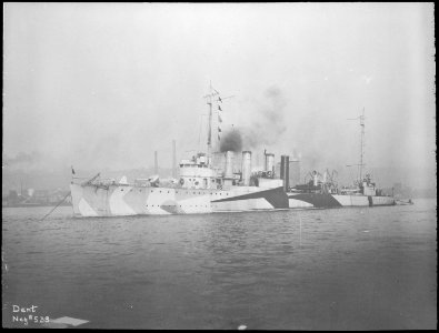 Dent (DD116). Port bow, camouflaged, 12-27-1918 - NARA - 512936