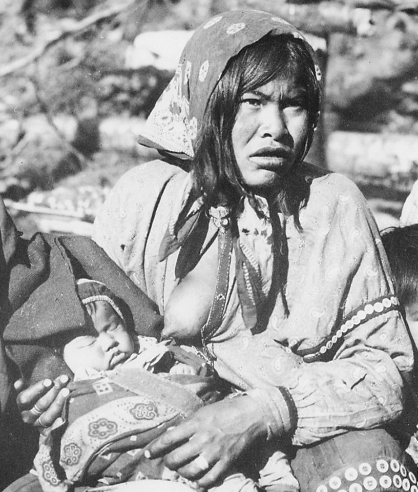 Detail, Tlingit mother and child near the Kotsina River, Alaska, 1902 - NARA - 524407 (cropped)