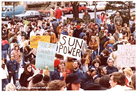 Crowd at rally. Anti-nuke rally in Harrisburg (Pennsylvania) at the Capitol. - NARA - 540017