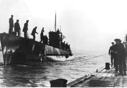 Cumowanie niemieckiego okrętu podwodnego (2-2565) photo