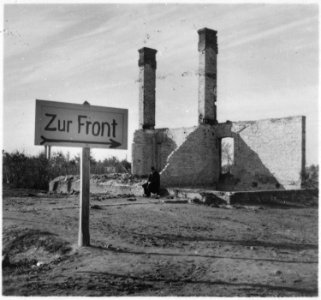 Die Soldaten des Führers im Felde. Vor Warschau. The soldiers of the Führer in the field, before Warsaw. Poland, 1939.... - NARA - 559370