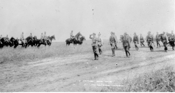 Defilada całości Legionów Polskich przed generałem Friedrichem von Bernhardim w Czeremosznie (22-149-8)