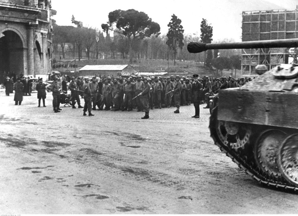 Czołg PzKpfw V Ausf. A Panther na ulicy Rzymu (2-2289)