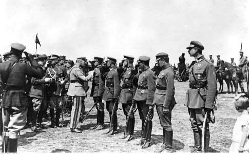 Dekoracja orderem Virtuti Militari kl.V oficerów i podoficerów 1 Dywizjonu Artylerii Konnej w Częstochowie (22-282-3)