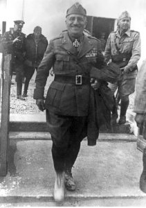 Derna. Generał włoski Ugo Cavallero po odprawie (2-2032)
