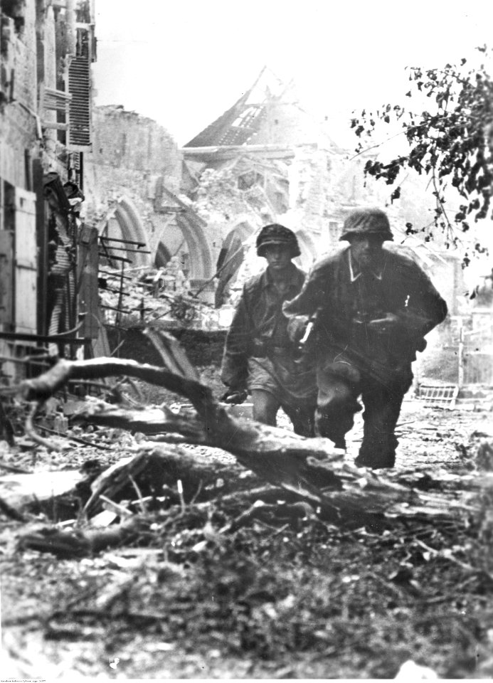 Dwaj grenadierzy pancerni SS wśród ruin Caen (2-377)