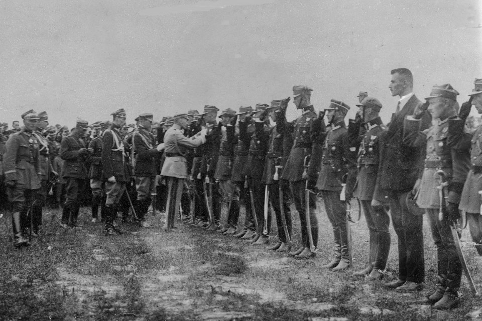 Dekoracja oficerów 30 Dywizji Piechoty, weteranów byłej Brygady Syberyjskiej w drugą rocznicę powrotu do Polski (22-278-1)