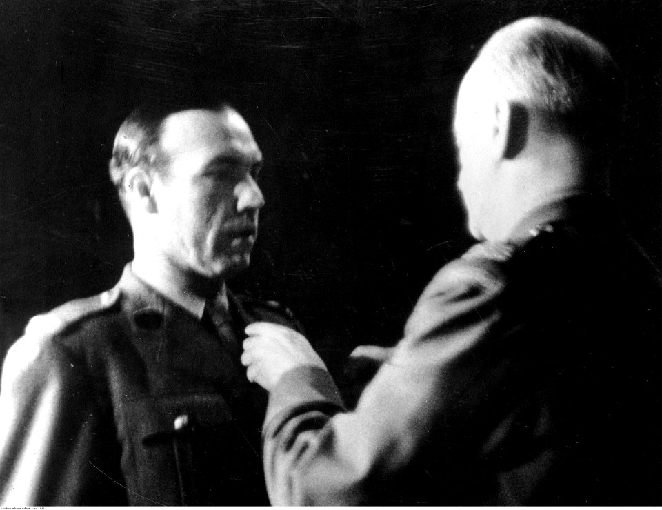 Dekoruja odznaczeniem nierozpoznanego żołnierza (21-93)