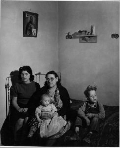 El Cerrito, San Miguel County, New Mexico. Rooms in all these houses differ considerably as to furn . . . - NARA - 521177