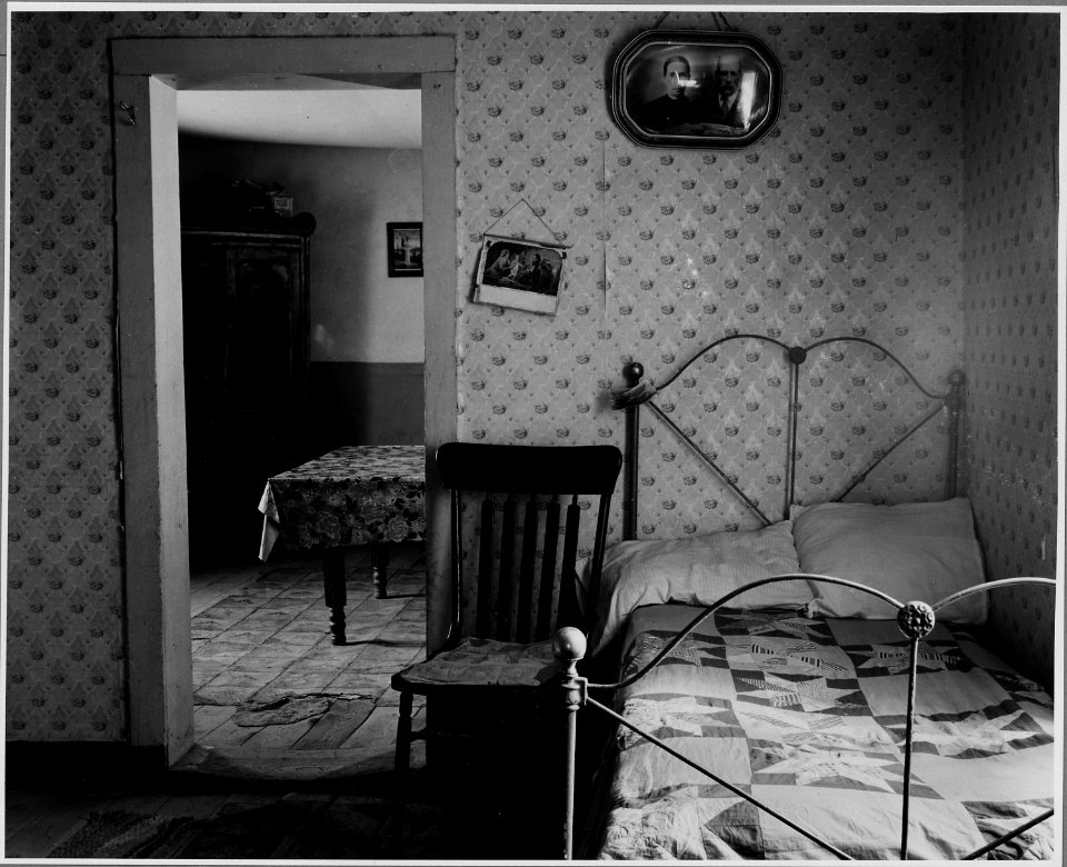 El Cerrito, San Miguel County, New Mexico. Rooms in all these houses differ considerably as to furn . . . - NARA - 521186