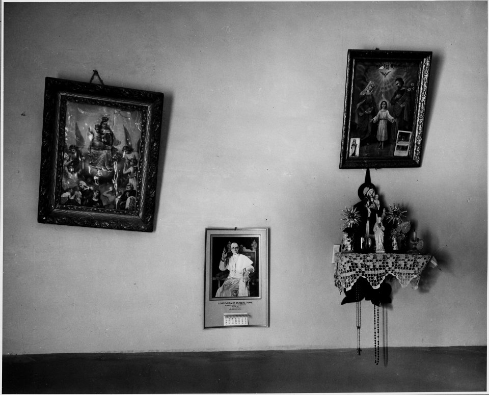 El Cerrito, San Miguel County, New Mexico. Rooms in all these houses differ considerably as to furn . . . - NARA - 521185