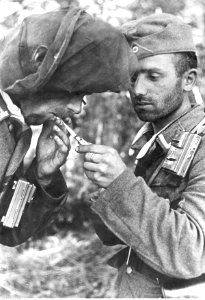 Dwaj żołnierze niemieccy podczas przypalania papierosa (2-1934)