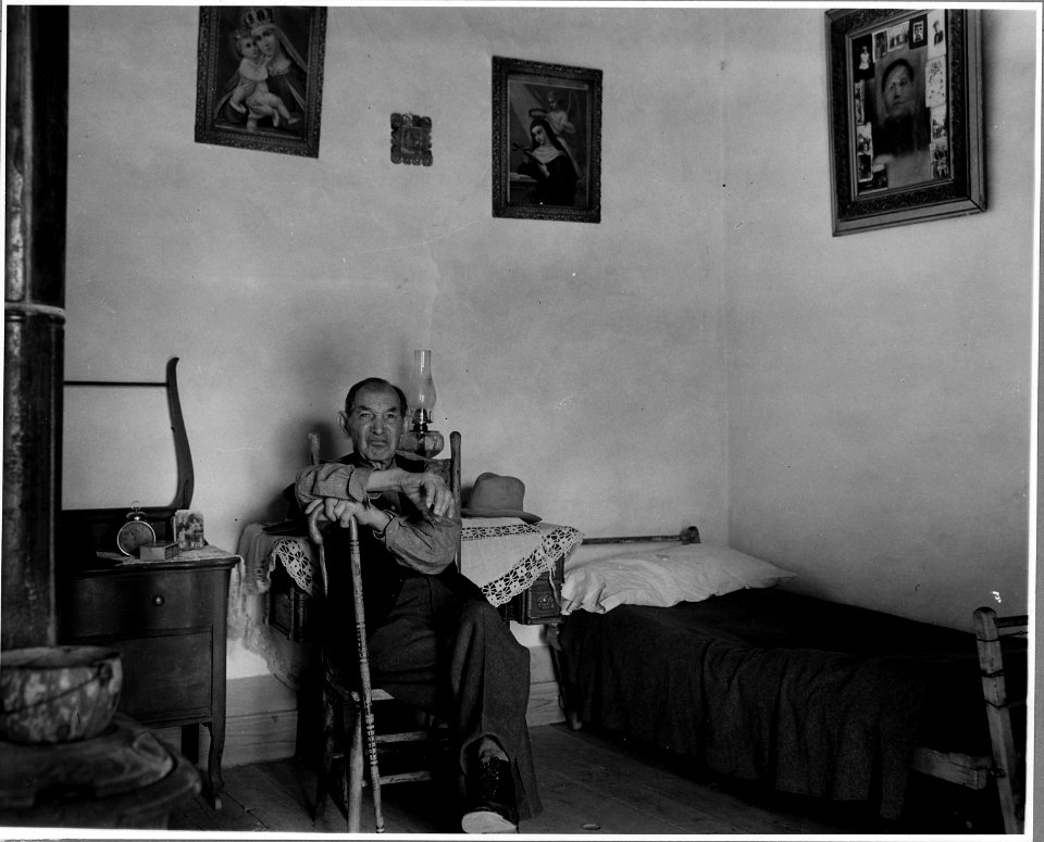 El Cerrito, San Miguel County, New Mexico. Rooms in all these houses differ considerably as to furn . . . - NARA - 521179