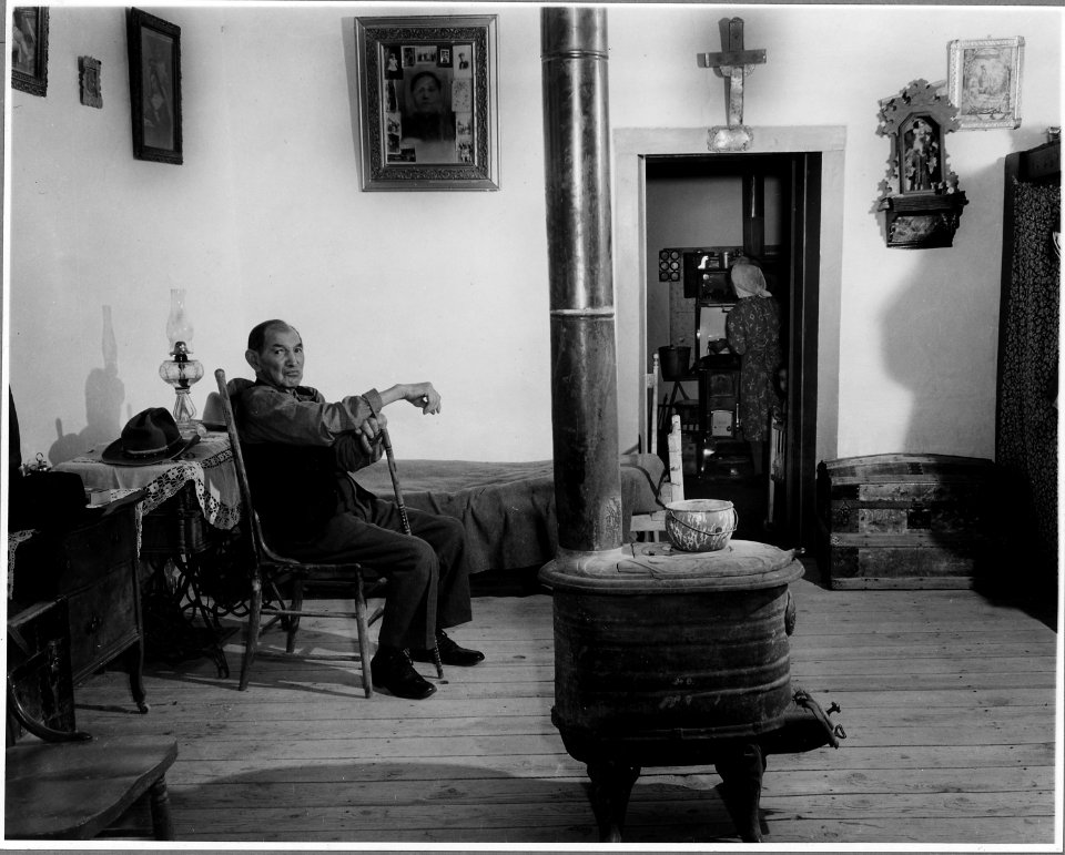 El Cerrito, San Miguel County, New Mexico. Rooms in all these houses differ considerably as to furn . . . - NARA - 521180